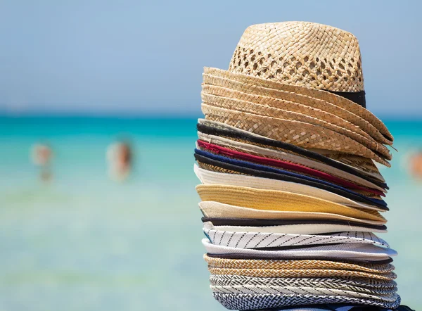 Concepto de viaje con sombreros coloridos — Foto de Stock