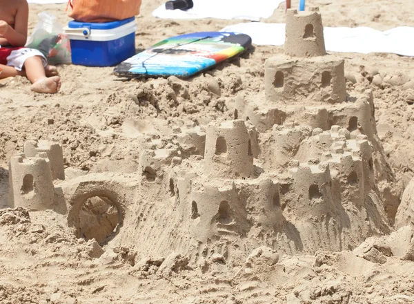 Піщаний замок на пляжі . — стокове фото