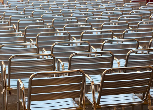 Lege metalen stoelen plaatsen in de openbare ruimte — Stockfoto