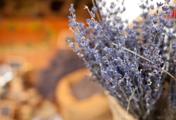 Manojos de lavanda vendiendo en un mercado al aire libre —  Fotos de Stock