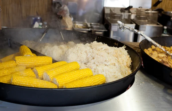 Maceta con repollo y maíz en un mercado —  Fotos de Stock