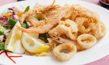 Kızarmış karides ve limon ile kalamar.