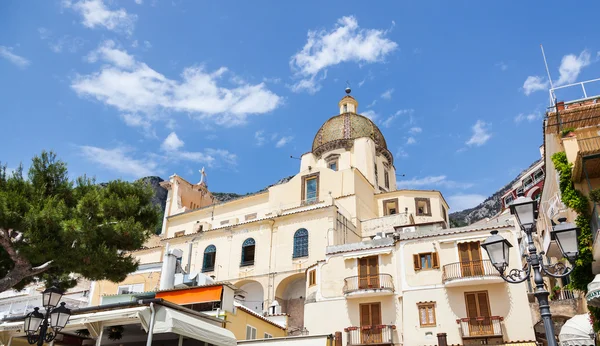 Die kirche von santa maria assunta in positano — Stockfoto