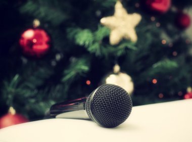 Noel ağacı ile siyah mikrofon