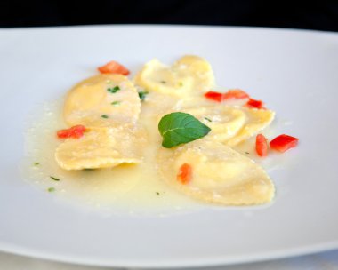 Mantı makarna kırmızı domates ile