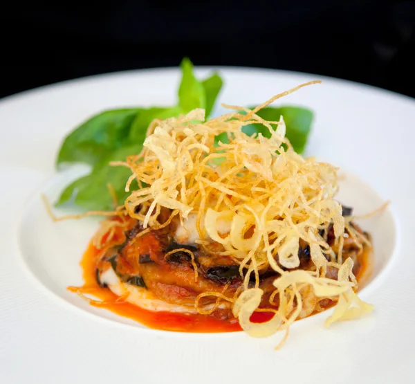 Parmesan, cuisine italienne avec aubergine, tomate et fromage . — Photo