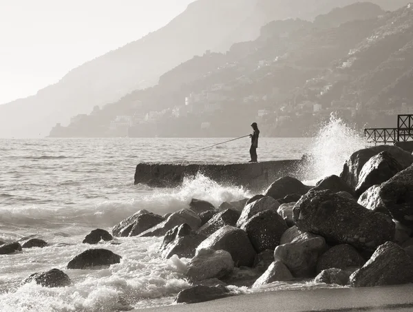 Pescador mientras pesca en las rocas de Maiori — Foto de Stock