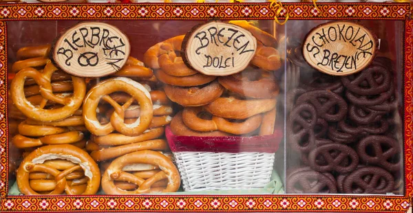 Verkoop voor pretzel in een kerstmarkt. — Stockfoto