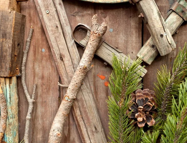 Tahta bir arka planda Noel ağacı — Stok fotoğraf