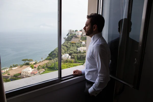 Silhouette di giovane sposo italiano prima del matrimonio — Foto Stock