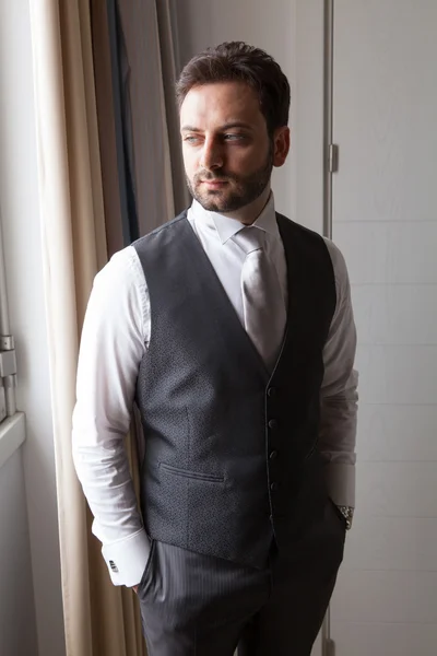 Junger italienischer Bräutigam vor der Heirat — Stockfoto