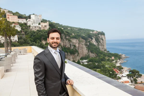 Giovane sposo italiano prima del matrimonio nella penisola sorrentina . — Foto Stock