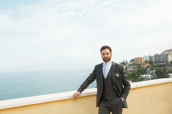 Young Italian groom before marriage in Sorrento peninsula. — Stock Photo, Image