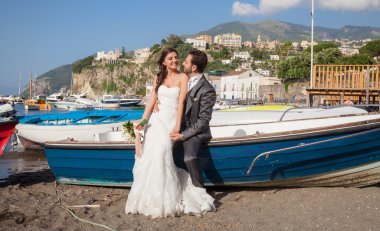 Sorrento sahil plajda evli çift.