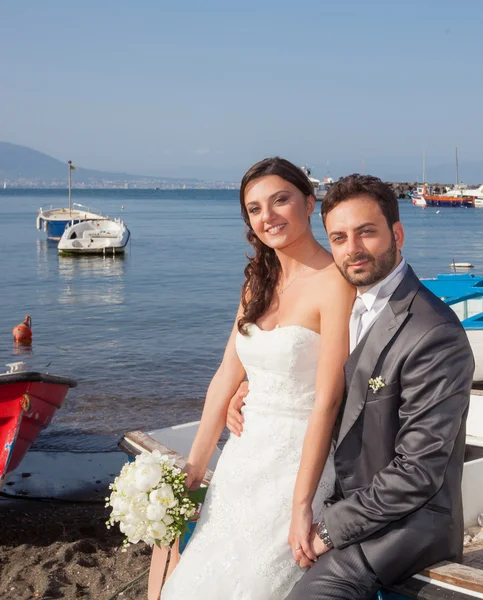 Casal casado na praia na costa de Sorrento . — Fotografia de Stock