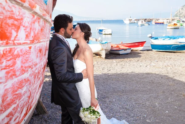 Coppia sposata in spiaggia sulla costa sorrentina . — Foto Stock