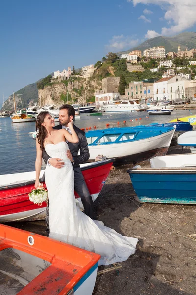 คู่แต่งงานที่ชายหาดในชายฝั่ง Sorrento . — ภาพถ่ายสต็อก