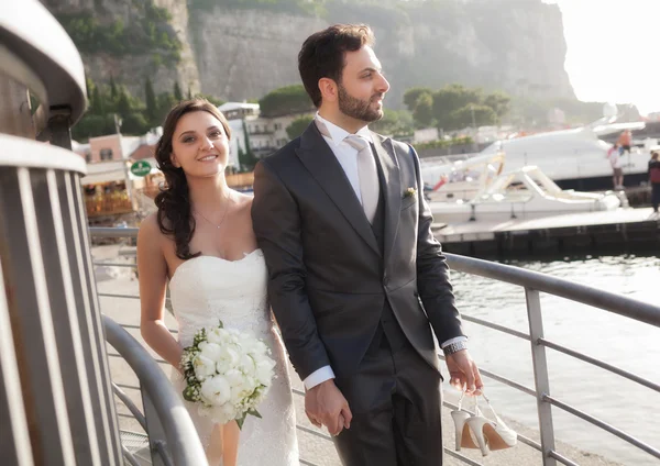 Casal casado enquanto passeia perto do mar — Fotografia de Stock