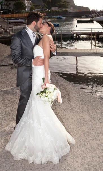 Casal casal enquanto se beija perto do mar — Fotografia de Stock