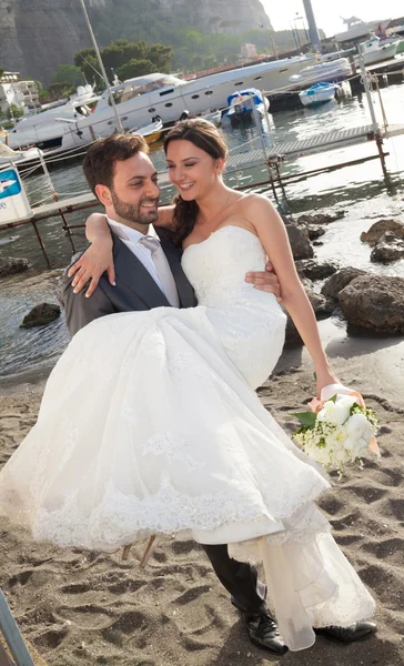 Bride in the arms of her husband. — Stock Photo, Image