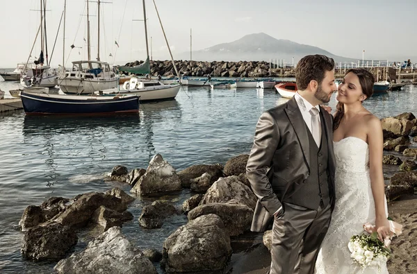 Pareja casada cerca del mar — Foto de Stock