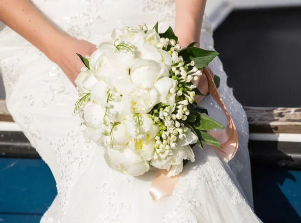 Noiva segurando buquê de casamento — Fotografia de Stock