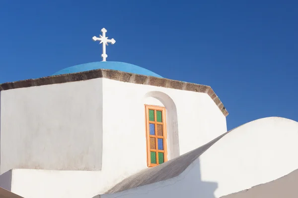 Cúpula azul típica de una iglesia en Santorini — Foto de Stock