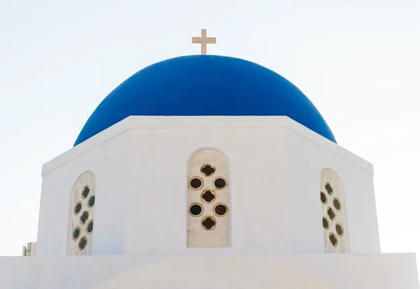 Typické modré kopule kostela v Santorini — Stock fotografie