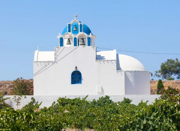 Kapelle in den Weinbergen der Insel Santorini. Griechenland. — Stockfoto