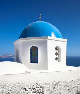 Mavi kubbesi Oia Köyü, Santorini Adası Kilisesi.
