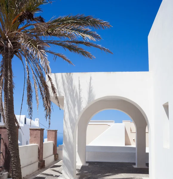 Traditionelle griechische Architektur mit weißem Bogen am blauen Himmel. — Stockfoto