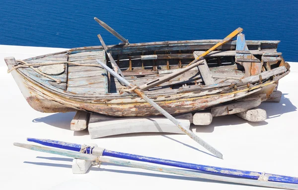 Stary uszkodzony łódź wiosłowa withpaddles i liny — Zdjęcie stockowe