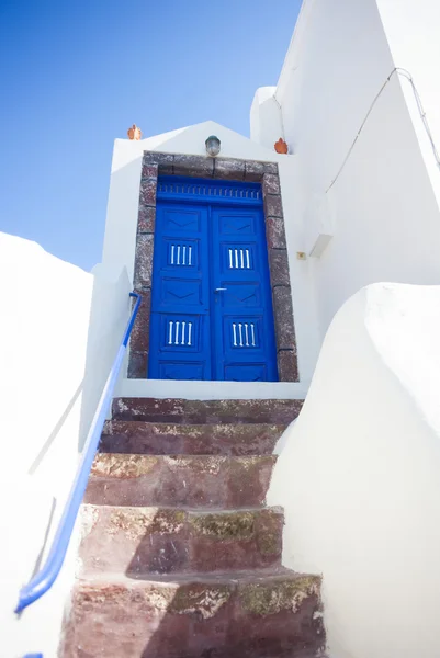 Puerta azul típica de la isla de Santorini — Foto de Stock