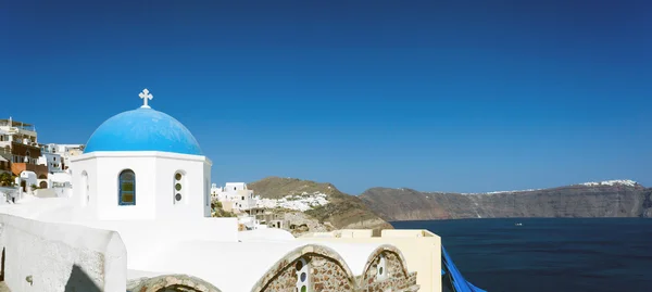 Kościół z niebieski kopuły w wiosce Oia Santorini Wyspy. — Zdjęcie stockowe