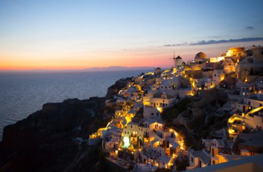 Gece Oia köyde Santorini Adası