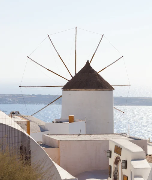 Větrný mlýn v Oia na ostrově Santorini. — Stock fotografie
