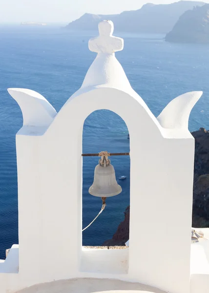 Witte klokkentoren op Oia, Santorini, Griekenland. — Stockfoto