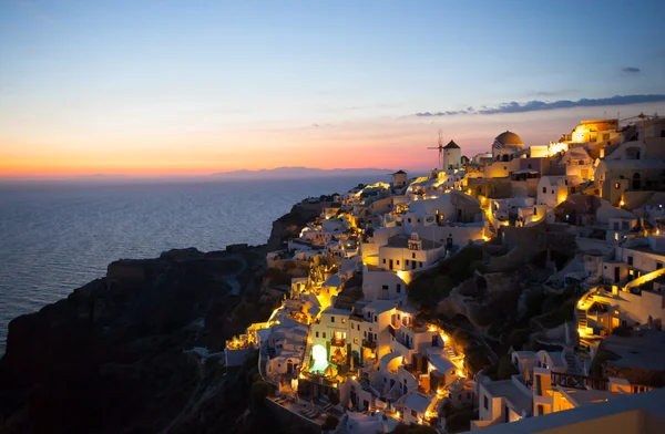 Oia villaggio di notte nell'isola di Santorini — Foto Stock