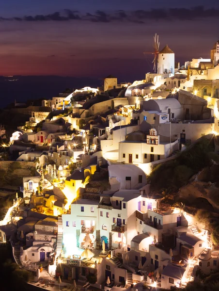 Oia pueblo por la noche en la isla de Santorini — Foto de Stock