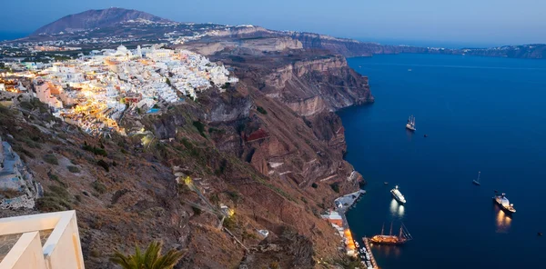 Vista de Fira ao pôr do sol na ilha de Santorini, Grécia . — Fotografia de Stock