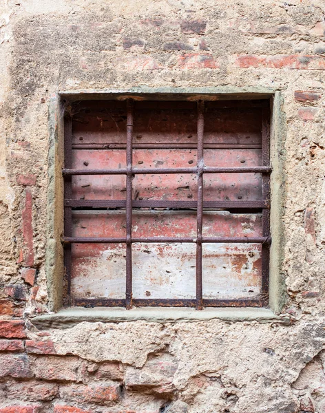 Oude venster met ijzer roosters — Stockfoto