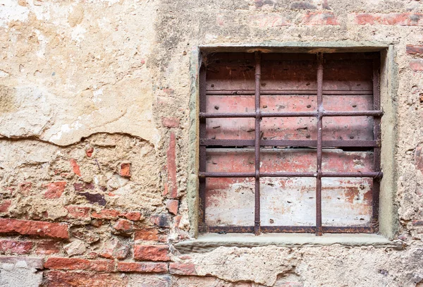 Vecchia finestra con griglie in ferro — Foto Stock