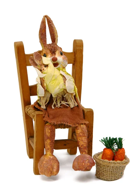 Papier lapin assis sur une chaise paille — Photo