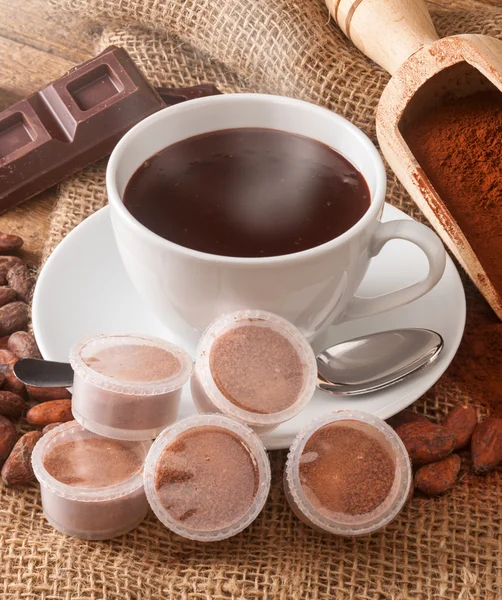 Kop warme chocolademelk met peul. — Stockfoto