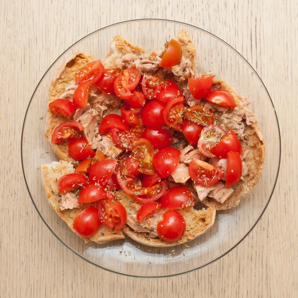 Roti kering yang disebut freselle dengan tuna dan tomat — Stok Foto