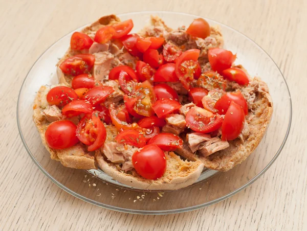 Pan seco llamado freselle con atún y tomates —  Fotos de Stock