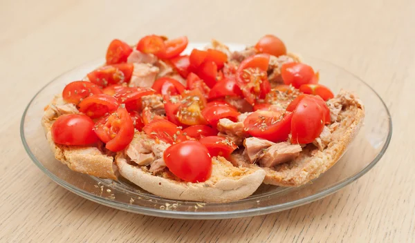 Gedroogde brood genoemd freselle met tonijn en tomaten — Stockfoto