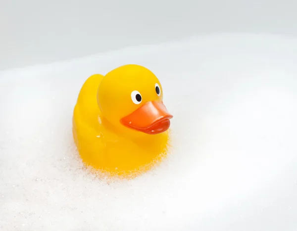 Gumową kaczkę w foam bath — Zdjęcie stockowe