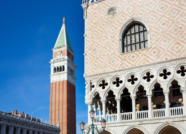 Campanile e dettaglio architettonico di Palazzo Ducale — Foto Stock