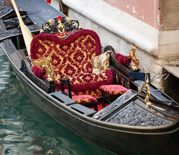 Sillas típicas de lujo en una góndola en Venecia —  Fotos de Stock